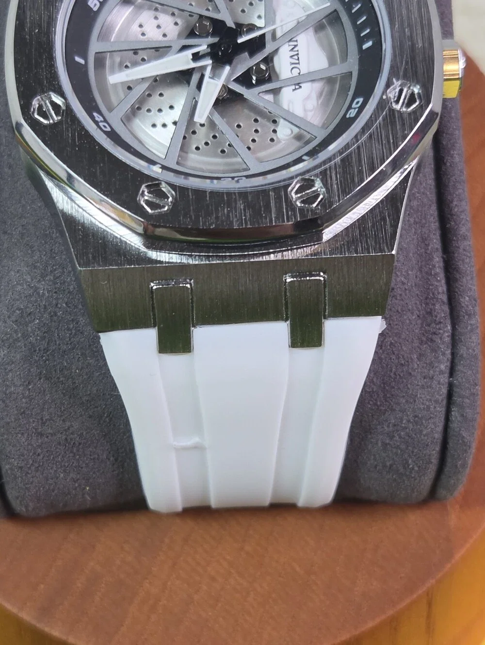 Invicta Speedway Rim Men’s 42mm Silver White Quartz Watch Flame Fusion 70039